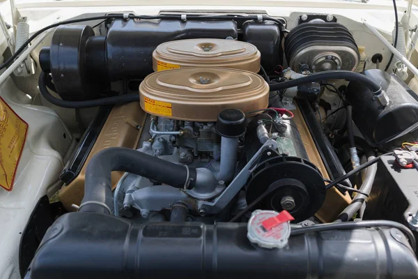 Chrysler 300 двигуна на дисплеї — стокове фото