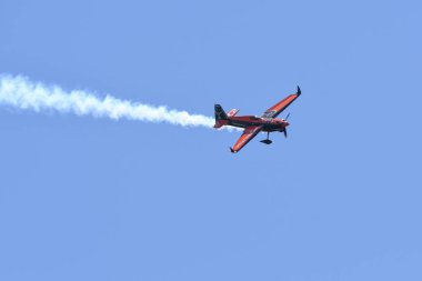 Nicolas Ivanoff Fransa'nın Red Bull Air Race sırasında gerçekleştirir