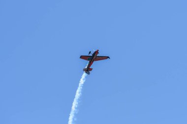 Nicolas Ivanoff Fransa'nın Red Bull Air Race sırasında gerçekleştirir