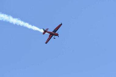 Nicolas Ivanoff Fransa'nın Red Bull Air Race sırasında gerçekleştirir
