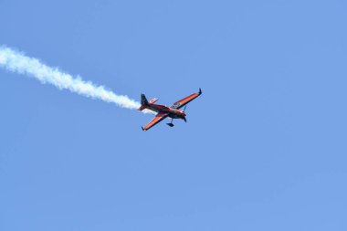 Nicolas Ivanoff Fransa'nın Red Bull Air Race sırasında gerçekleştirir