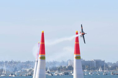 Nicolas Ivanoff Fransa'nın Red Bull Air Race sırasında gerçekleştirir
