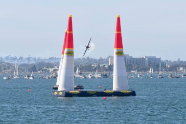 Nicolas Ivanoff Fransa'nın Red Bull Air Race sırasında gerçekleştirir