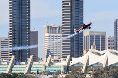 Nicolas Ivanoff Fransa'nın Red Bull Air Race sırasında gerçekleştirir