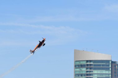 Nicolas Ivanoff Fransa'nın Red Bull Air Race sırasında gerçekleştirir
