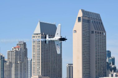 Red Bull Air Race sırasında Michael Goulian ABD gerçekleştirir