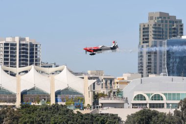 Red Bull Air Race sırasında Peter Podlunsek Slovenya gerçekleştirir