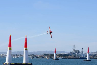 Red Bull Air Race sırasında Peter Podlunsek Slovenya gerçekleştirir
