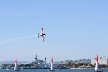Red Bull Air Race sırasında Peter Podlunsek Slovenya gerçekleştirir