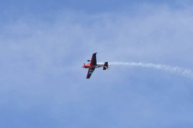 Red Bull Air Race sırasında Peter Podlunsek Slovenya gerçekleştirir