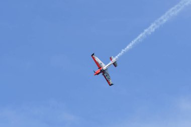 Red Bull Air Race sırasında Peter Podlunsek Slovenya gerçekleştirir