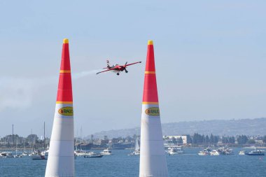 Red Bull Air Race sırasında Peter Podlunsek Slovenya gerçekleştirir