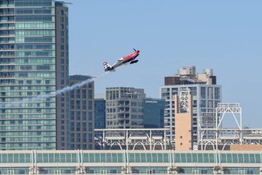 Red Bull Air Race sırasında Peter Podlunsek Slovenya gerçekleştirir