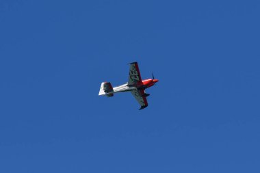 Red Bull Air Race sırasında Peter Podlunsek Slovenya gerçekleştirir