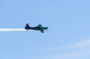 Red Bull Air Race sırasında Japonya'nın Yoşihide Muroya gerçekleştirir