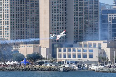 Red Bull Air Race sırasında Alman Matthias Dolderer gerçekleştirir