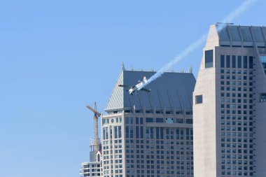Red Bull Air Race sırasında Alman Matthias Dolderer gerçekleştirir