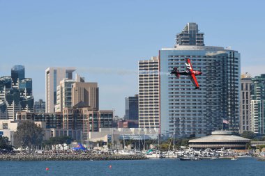 Red Bull Air Race sırasında Peter Podlunsek Slovenya gerçekleştirir