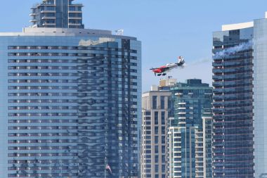 Red Bull Air Race sırasında Peter Podlunsek Slovenya gerçekleştirir
