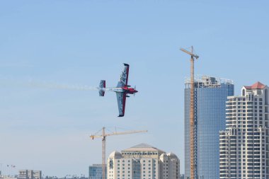 Red Bull Air Race sırasında Peter Podlunsek Slovenya gerçekleştirir