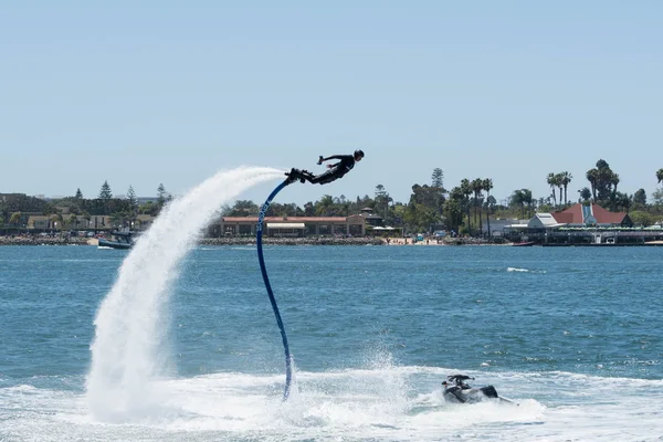 Flyboard 显示在红牛飞行比赛 — 图库照片