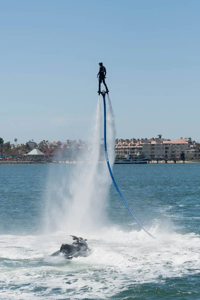 Flyboard 显示在红牛飞行比赛 — 图库照片