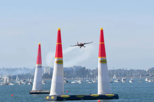 Nicolas Ivanoff Francji wykonuje podczas Red Bull Air Race — Zdjęcie stockowe