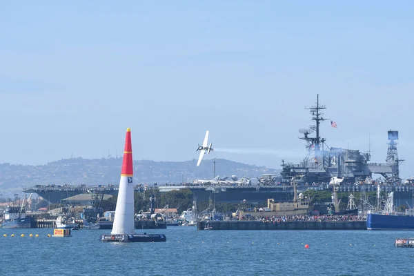 Michael Goulian of USA performs during Red Bull Air Race — Stock Photo, Image