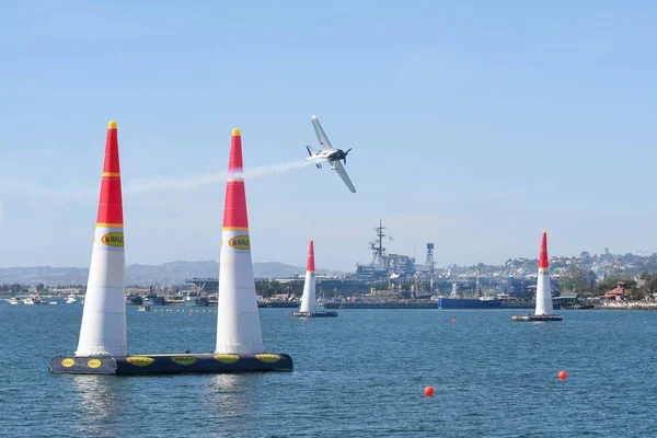 Red Bull Air Race sırasında Michael Goulian ABD gerçekleştirir