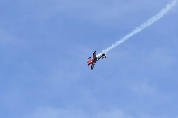 Peter Podlunsek de Slovénie se produit lors de la Red Bull Air Race — Photo