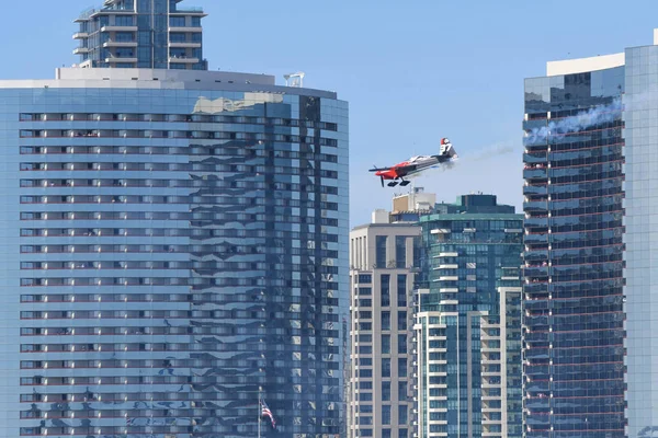 Red Bull Air Race sırasında Peter Podlunsek Slovenya gerçekleştirir