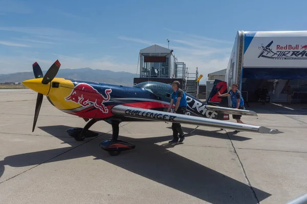 Red Bull flygplan på displayen — Stockfoto