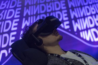 Adam kanepede dinlenirken sanal gerçeklik gözlükleri tadını