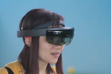 Mutlu kadın VR kulaklık gözlük kullanarak deneyim elde gülümse