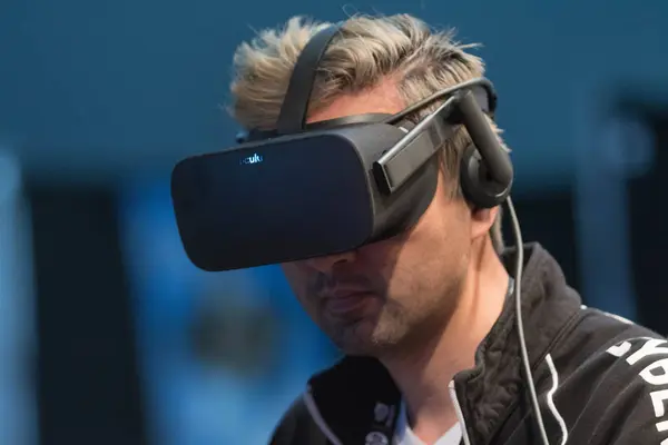 Hombre con gafas de realidad virtual — Foto de Stock