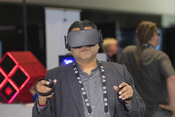 Hombre con gafas de realidad virtual — Foto de Stock