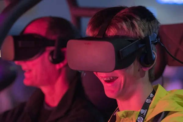 Jonge man ervaren games met VR-bril — Stockfoto