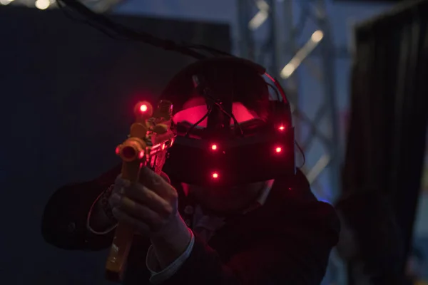 Närbild av mannen med vr-glasögon och vapen pistol — Stockfoto