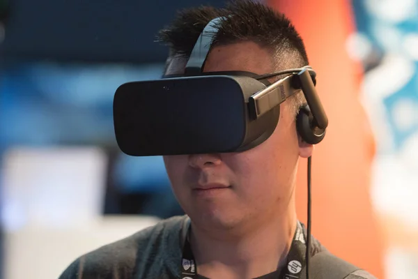 Man wearing virtual reality goggles — Stock Photo, Image