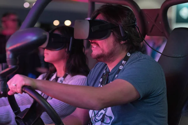 Homme conduisant en réalité virtuelle portant un casque VR futuriste — Photo