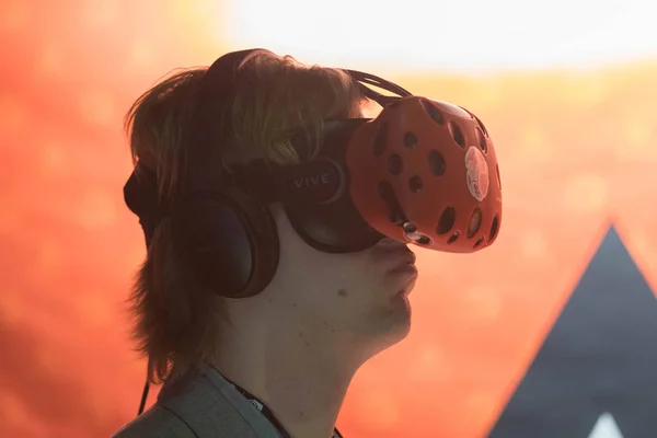 Mand iført virtual reality briller - Stock-foto