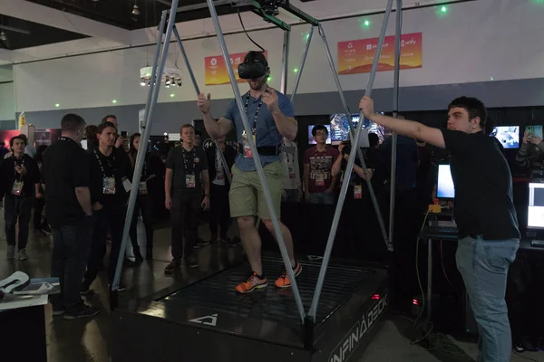 Man går på löpbandet i virtuell verklighet bär futuristiska — Stockfoto