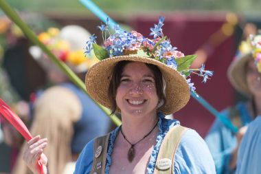 Gülümseyen tipik kıyafetlerle katılımcı 