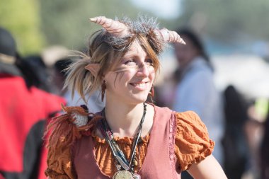 Gülümseyen tipik kıyafetlerle katılımcı 