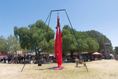 Rönesans zevk Faire sırasında performans acrobat.