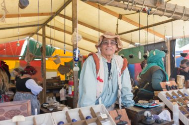 Rönesans zevk Faire sırasında ticaret fuar stand.