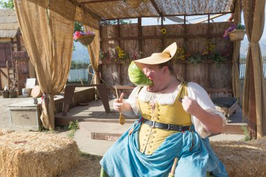 Vintage elbiseler giymiş katılımcı karpuz yeme