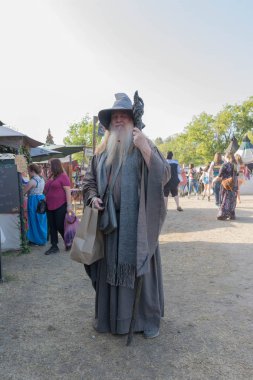 Vintage mage giysili katılımcı