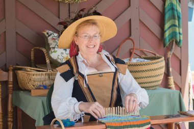 Vintage mage giysili katılımcı