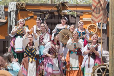 Şarkı ve dans tipik elbiseler giymiş katılımcılar